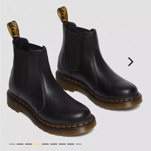 2976 DR MARTENS WOMEN'S LEATHER CHELSEA BOOTS